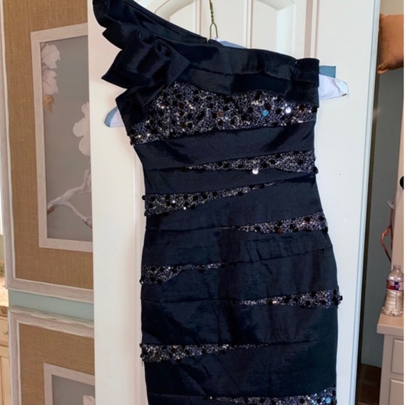 Betsy and Adam one shoulder bow black sequined mini cocktail dress - Picture 4 of 8